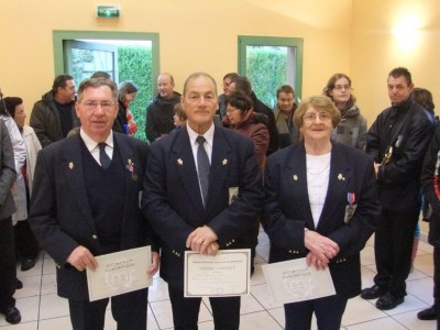 Daniel Nicolle étoile argentée de la fédération pour 10 ans  Josiane Jehenne médaille de Bronze de la CMF pour 20 ans  Christian Jehenne médaille d'argent de la CMF pour 30 ans